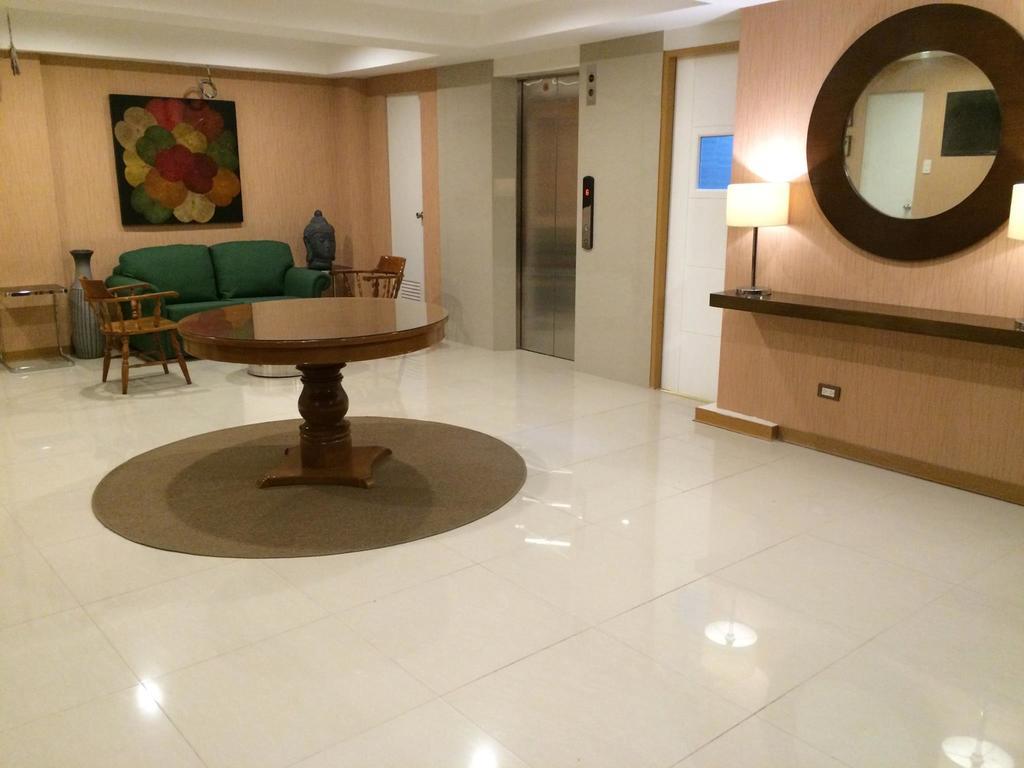 Stone House Hotel Pasay Exterior photo